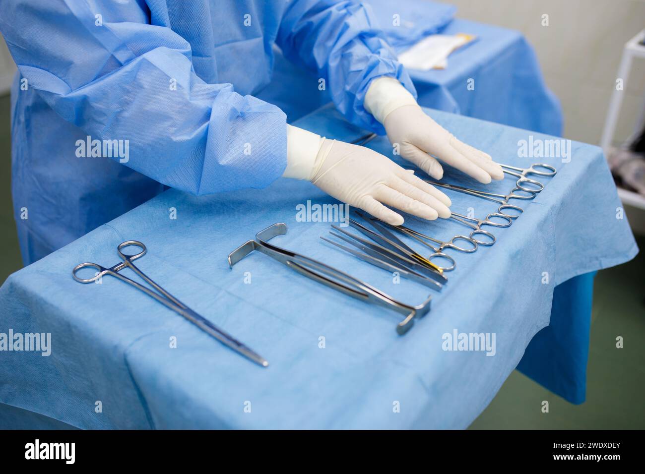 Sterile Instrumente für die Chirurgie am Tablett und an den Händen. Hochwertige Fotos Stockfoto