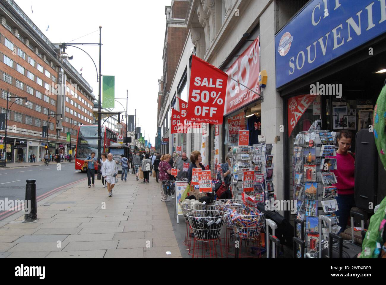 LONDON/ ENGLAND /UK  Einkaufsleben in der Oxford Street verschiedene nationale Einkaufsmöglichkeiten und Einkaufstaschen für Käufer und Großbritannien müssen ebenfalls mit den Bauarbeiten beginnen 10. September 2012 (Foto: Francis Dean / Dean Pictures) Stockfoto