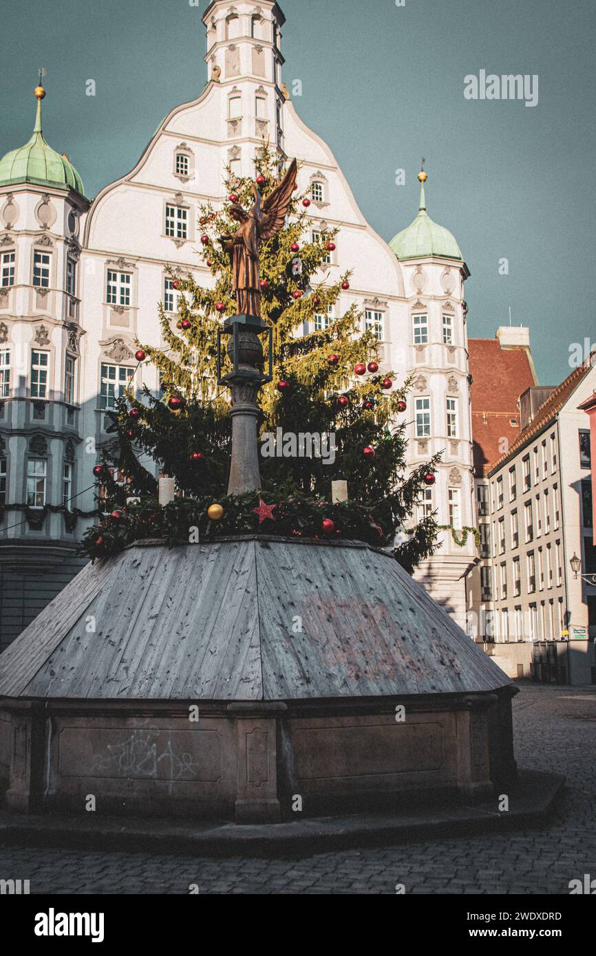 Marktplatz an einem sonnigen Tag mit Weihnachtsbaum in Memmingen, Bayern, Deutschland Stockfoto