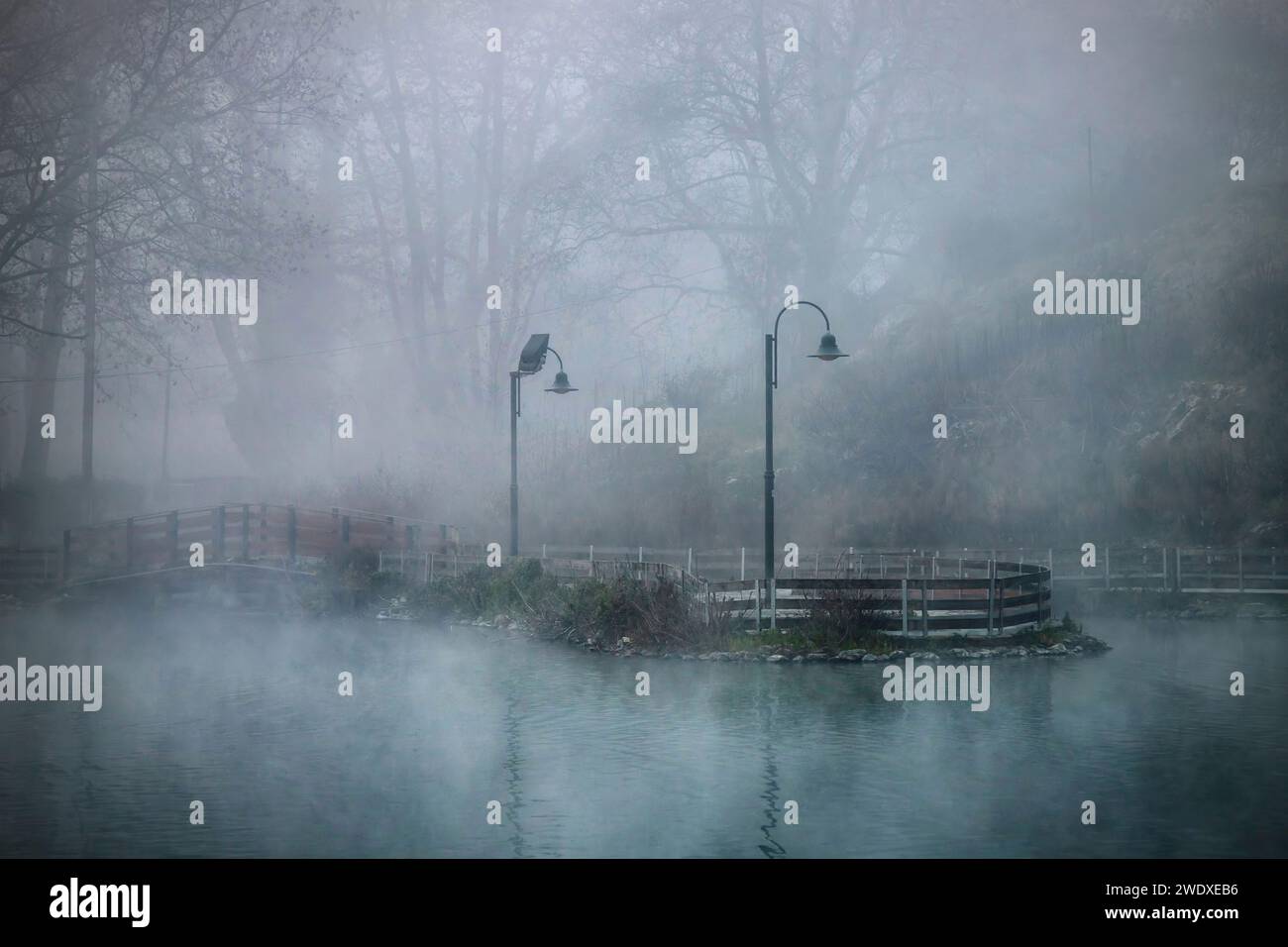 Foto in Vryssi Tyrnavou, einem malerischen kleinen See und einem schönen Erholungsgebiet in der Nähe von Tyrnavos, Larissa, Thessalien, Griechenland. Stockfoto