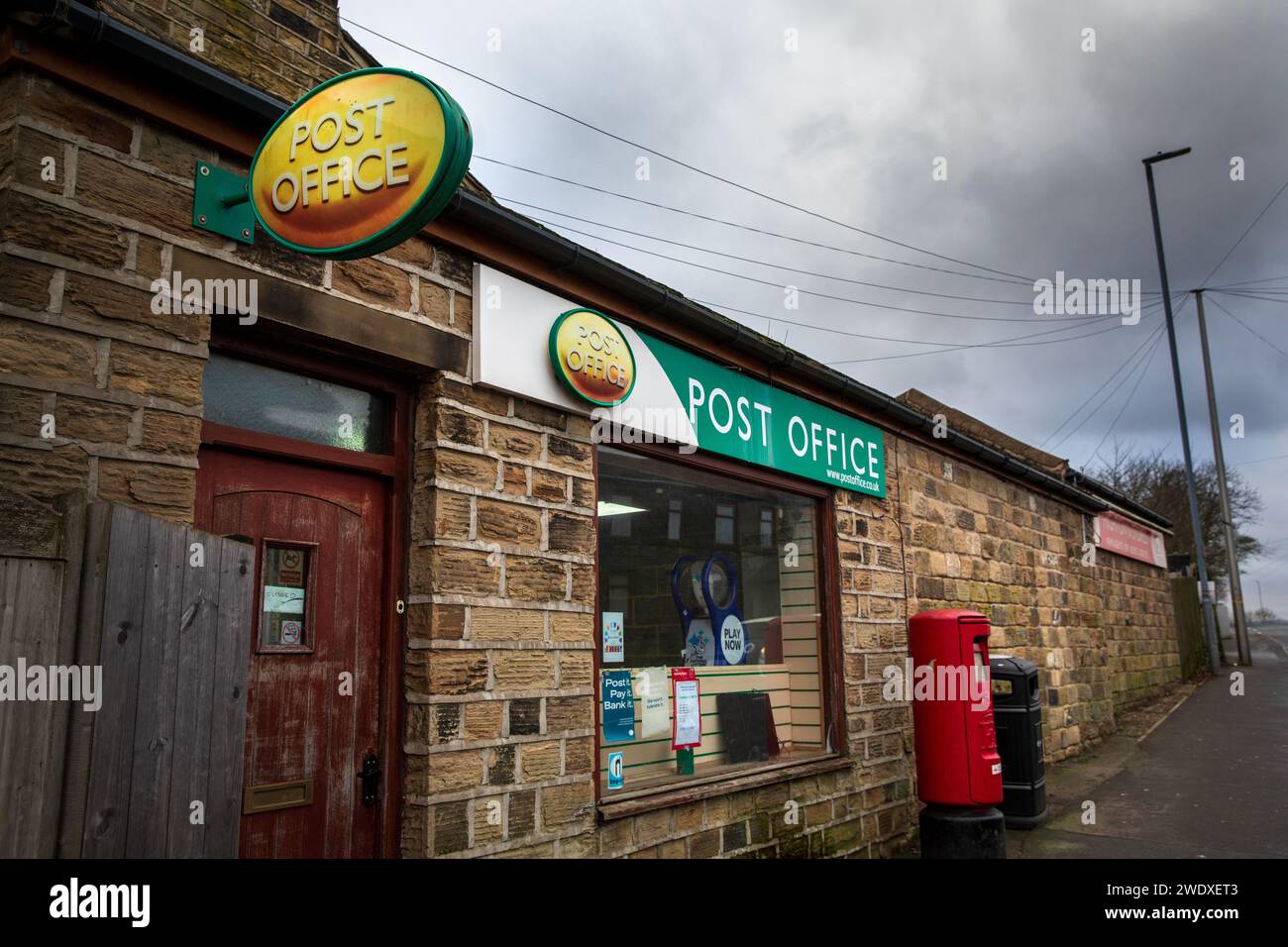 Hightown Post Office, wo ein Postmeister wegen falscher Buchhaltung verurteilt wurde. Halifax Road, Liversedge, Yorkshire. Stockfoto