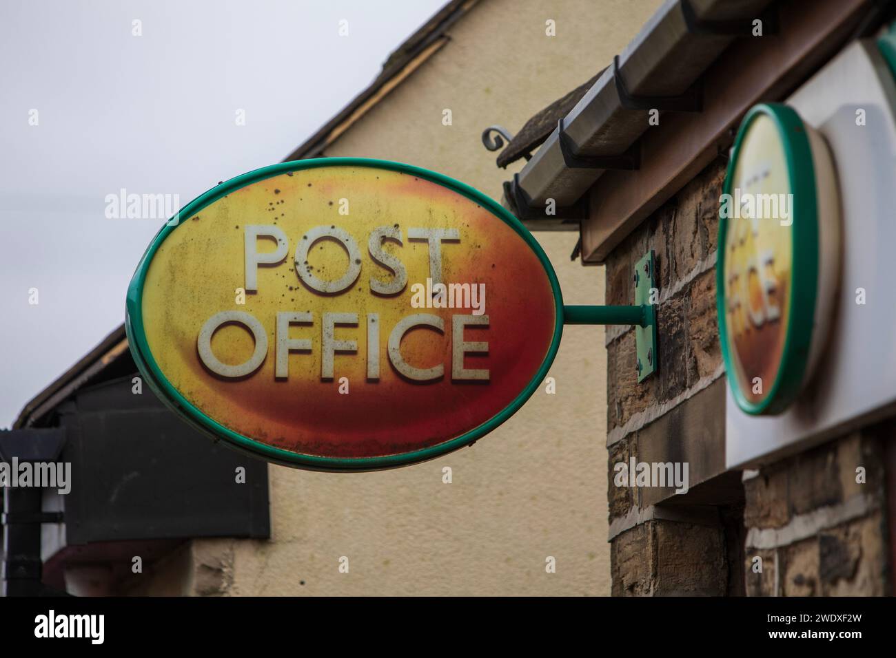 Hightown Post Office, wo ein Postmeister wegen falscher Buchhaltung verurteilt wurde. Halifax Road, Liversedge, Yorkshire. Stockfoto