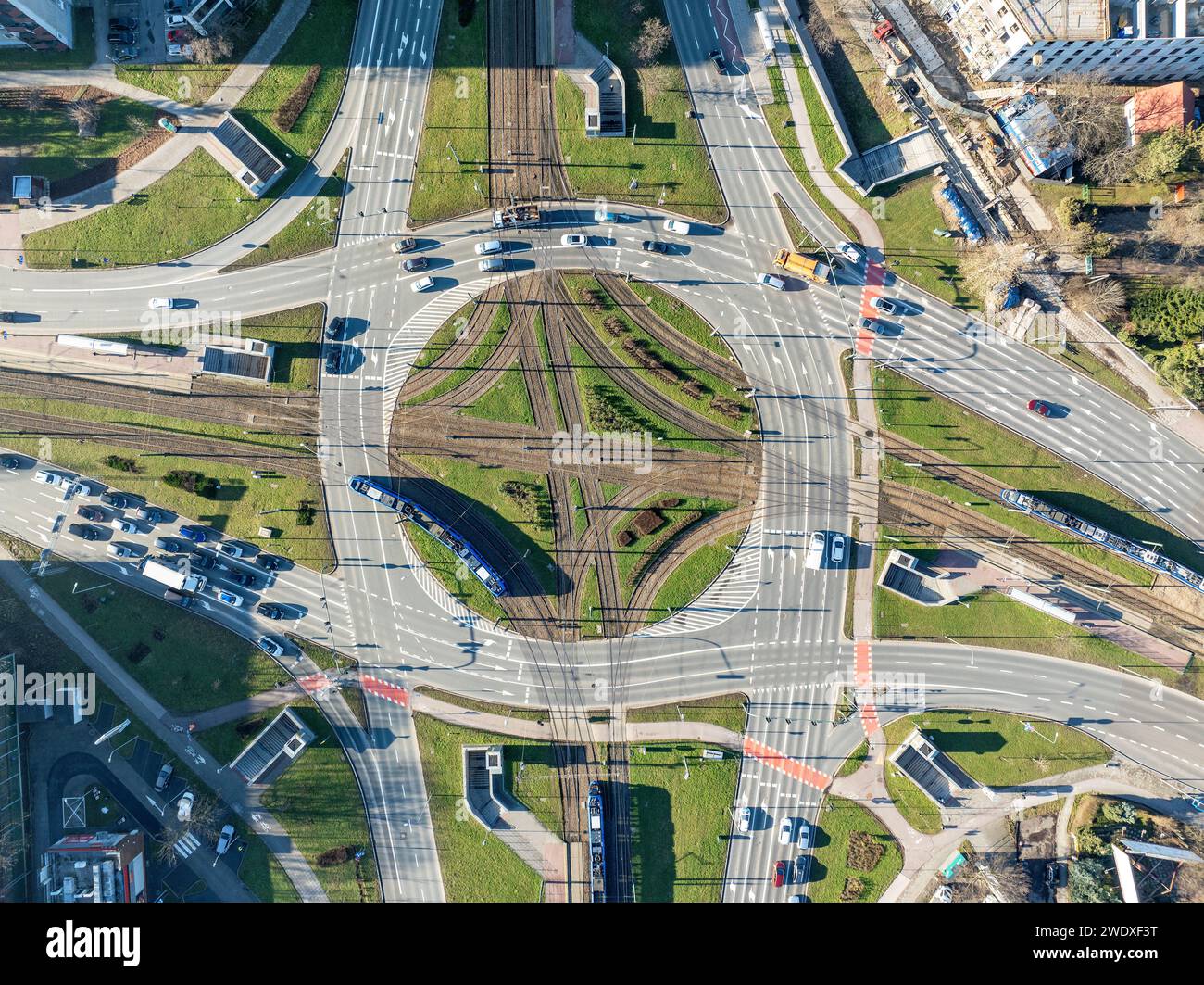 Kreisverkehr Rondo Czyzynskie in Krakau, Polen, mit Straßenbahnüberquerung, drei Straßenbahnen, dreispurigen Stadtstraßen, Fahrradwegen, unterirdischer Fußgängerzone cr Stockfoto