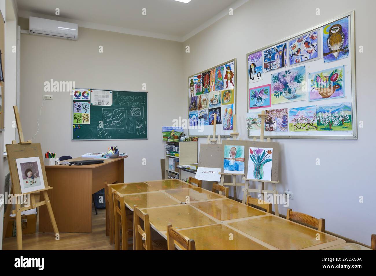 Zeichnungen, Tische und Bilder der Schulklasse. Hochwertige Fotos Stockfoto