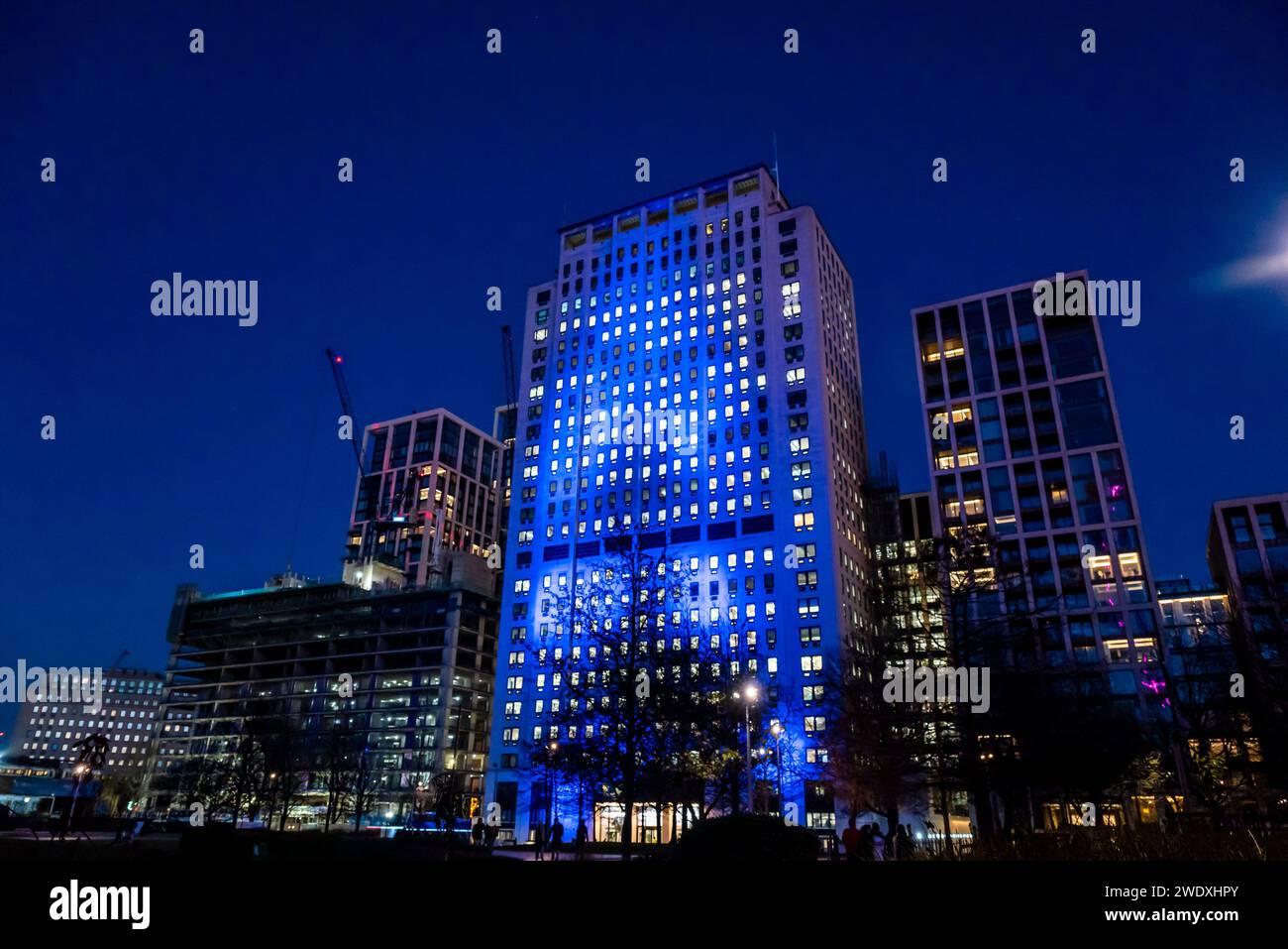 Das beleuchtete Shell Centre, das globale Hauptquartier des Ölmajors Shell plc, befindet sich an der Belvedere Road, einem markanten Merkmal am Südufer des Rive Stockfoto