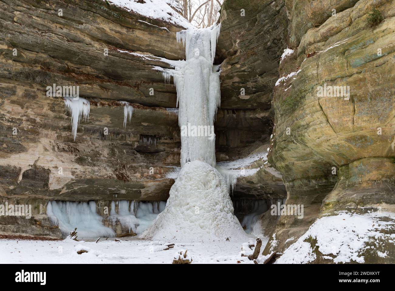 Gefrorener Wasserfall im Starved Rock State Park, Illinois, USA. Stockfoto