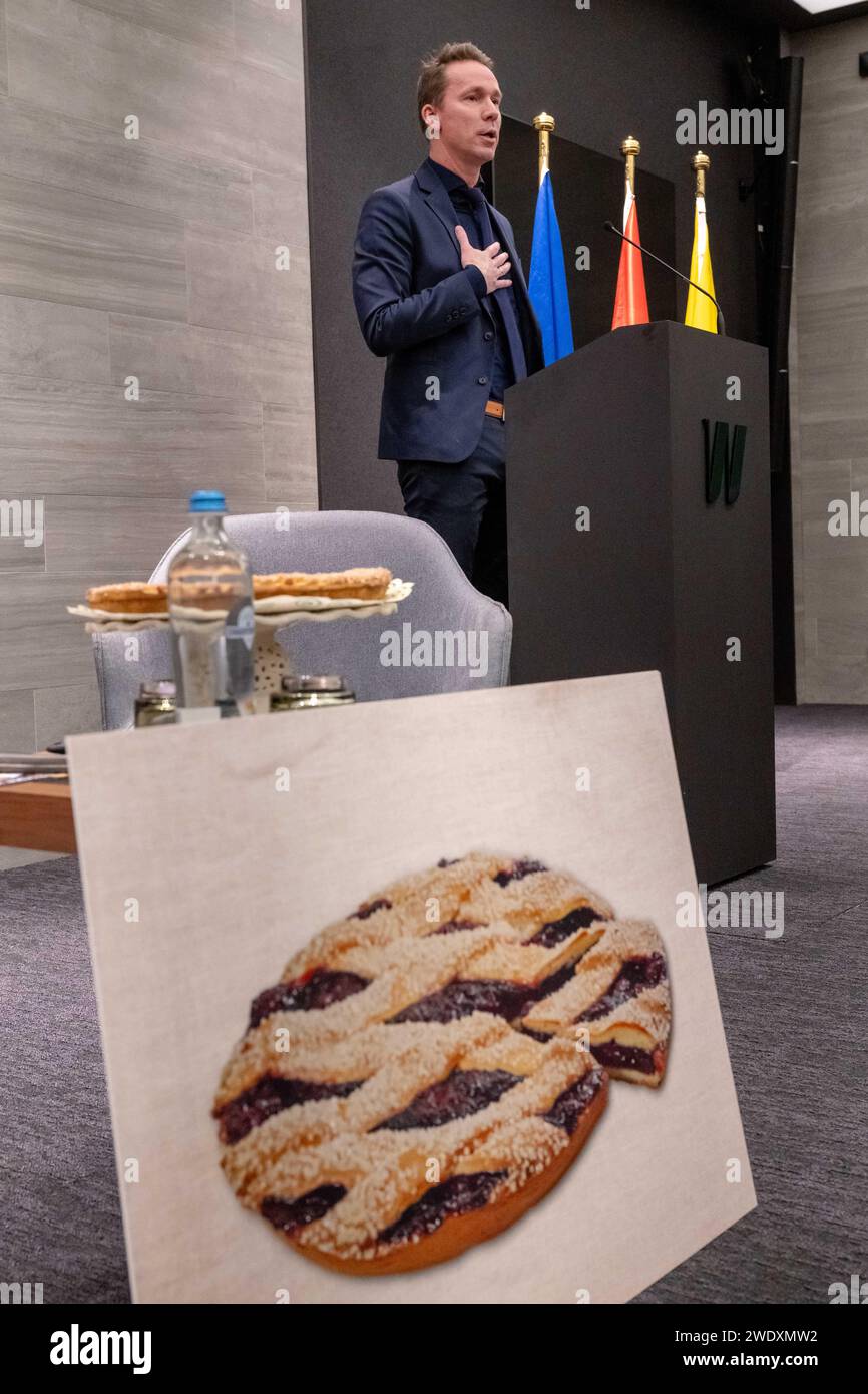 BRÜSSEL - Flämischer Minister für Landwirtschaft, Natur und Lebensmittelqualität Jo Brouns während der Vorlage der Bescheinigung über die Anerkennung der Limburg Vlaai als geschützte geografische Angabe (g.g.A.) durch die Europäische Kommission. Aufgrund des geschützten Status dürfen Geschäfte und Bäcker nur dann Kuchen auf diese Weise nennen, wenn das Gebäck bestimmte Bedingungen erfüllt. ANP JONAS ROOSENS niederlande aus - belgien aus Stockfoto