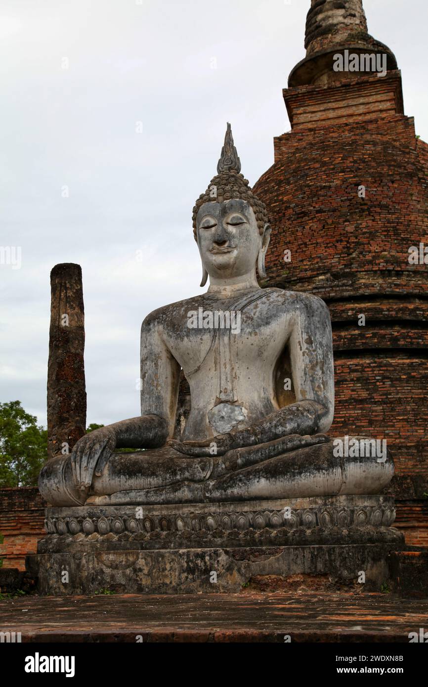 Wat Sa Si ist ein kleiner Tempel in der Nähe des Ramkhamhaeng Monuments. Das Wat Sa Si liegt wunderschön inmitten des Traphang-Trakuan Sees nordwestlich von Wat M Stockfoto