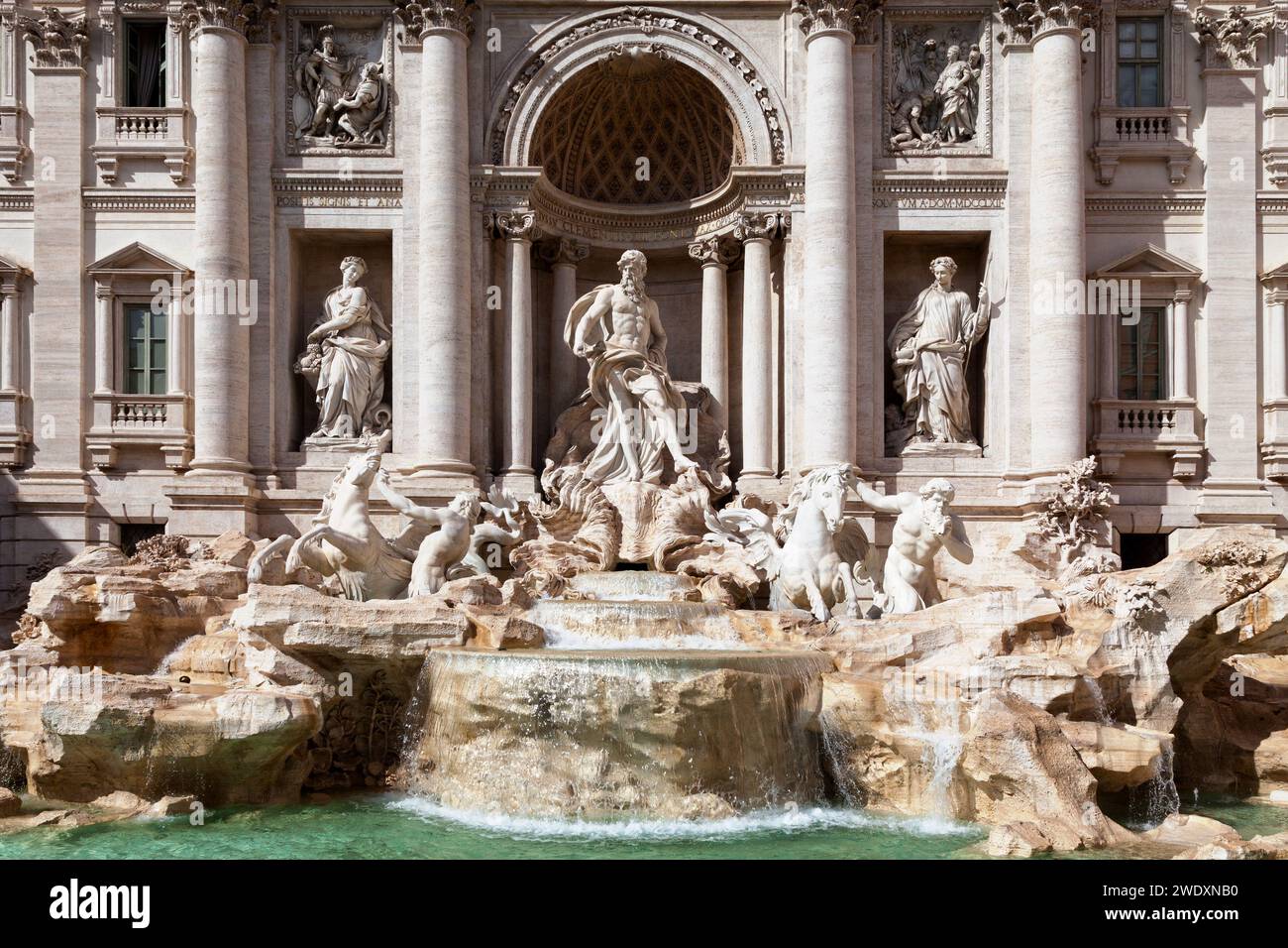 Der Trevi Brunnen (Fontana di Trevi) ist ein Brunnen in der Trevi Viertel in Rom, Italien, entworfen vom italienischen Architekten Nicola Salvi und Komp Stockfoto