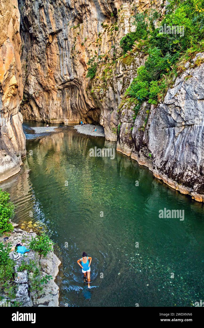 Menschen, die in der Schlucht von Portitsa schwimmen, in der Nähe des Dorfes Spilaio, Grevena, Westmakedonien, Griechenland Stockfoto