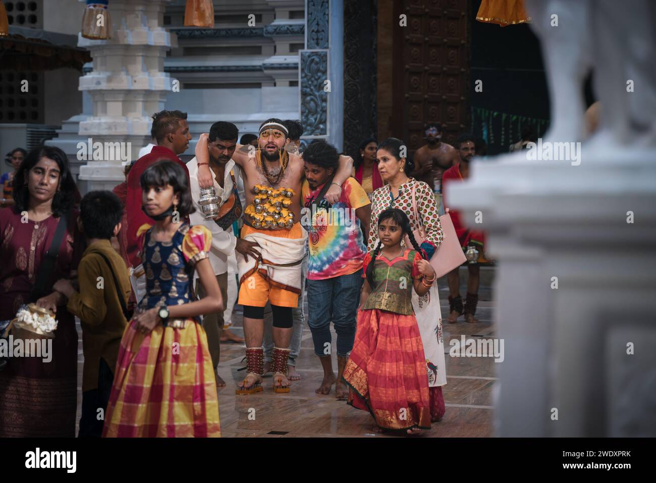 Georgetown, Penang, Malaysia - 5. Februar 2023: Hindu-Anhänger mit genagelten Schuhen betreten den Waterfall Hill Tempel mit Hilfe des Thaipusam Festivals Stockfoto