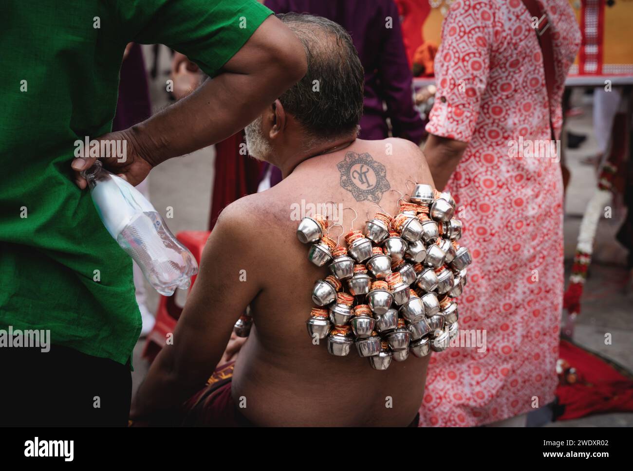 Georgetown, Penang, Malaysia – 5. Februar 2023: Hindu-Anhänger mit Metalltöpfen und Darbietungen auf dem Rücken beim Thaipusam-Festival Stockfoto