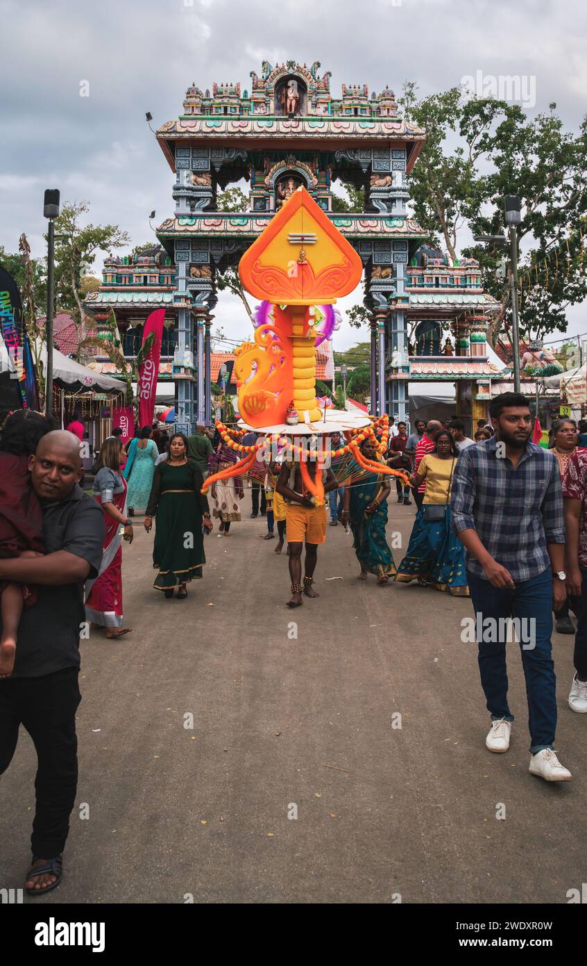 Georgetown, Penang, Malaysia – 5. Februar 2023: Hindu-Anhänger mit Kavadi beim Thaipusam-Festival in den Tempelbogen Stockfoto