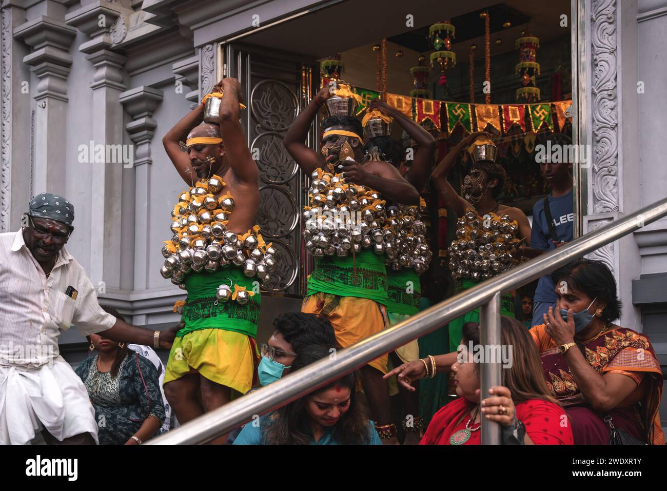 Georgetown, Penang, Malaysia – 5. Februar 2023: Hindu-Anhänger gehen beim Thaipusam-Festival aus dem Arulmigu Sree Ganeshar-Tempel Stockfoto