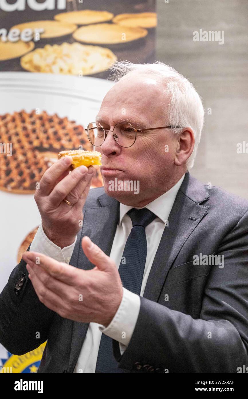 BRÜSSEL - Piet ADEMA, scheidender Minister für Landwirtschaft, Natur und Lebensmittelqualität bei der Vorlage der Bescheinigung über die Anerkennung der Limburg Vlaai als geschützte geografische Angabe (g.g.A.) durch die Europäische Kommission. Aufgrund des geschützten Status dürfen Geschäfte und Bäcker nur dann Kuchen auf diese Weise nennen, wenn das Gebäck bestimmte Bedingungen erfüllt. ANP JONAS ROOSENS niederlande aus - belgien aus Stockfoto