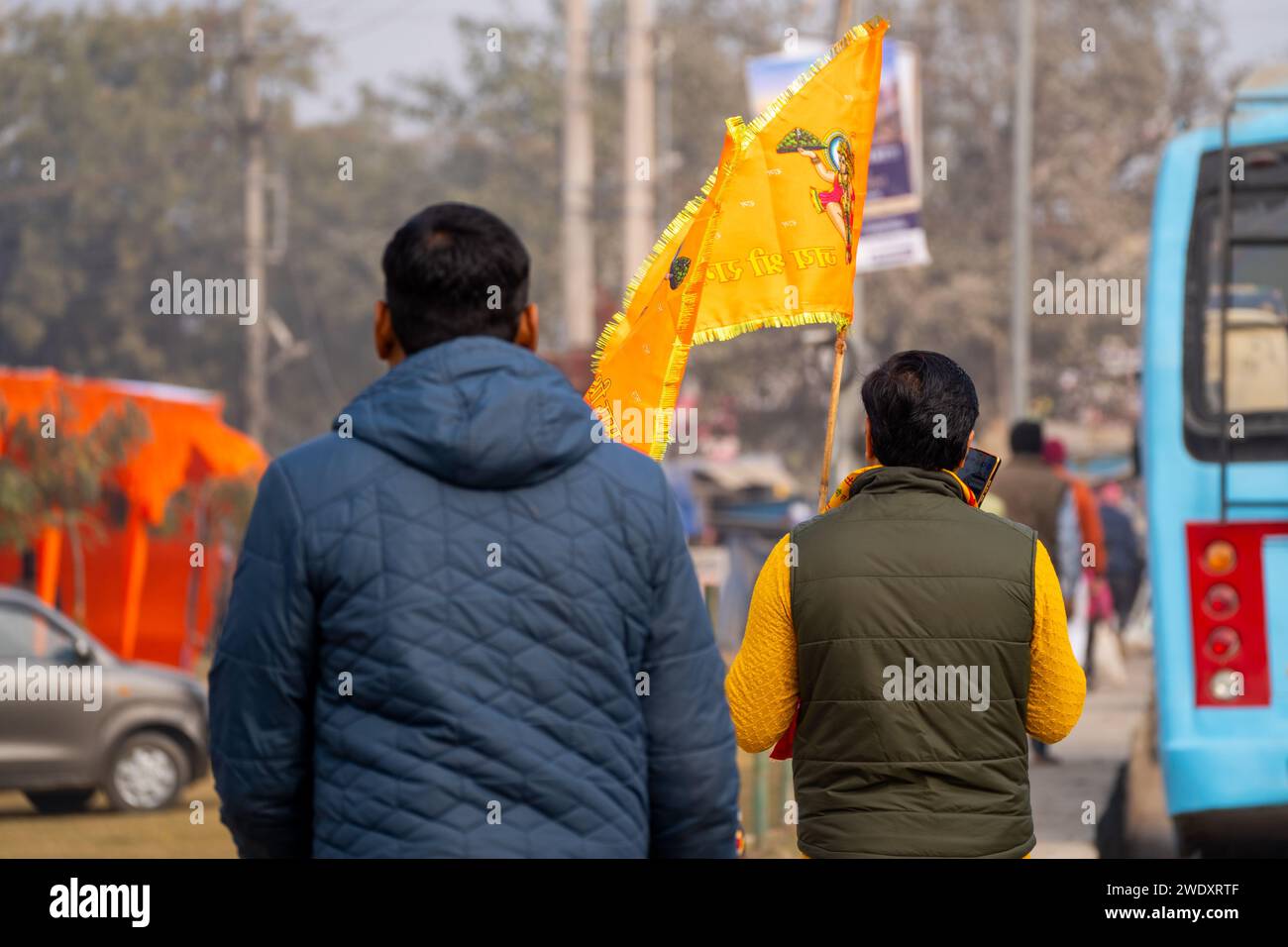 hindugeweihter feiert und trägt die Flagge, die die Pran Pratishtha Weihe des RAM mandir Tempels in Indien feiert Stockfoto