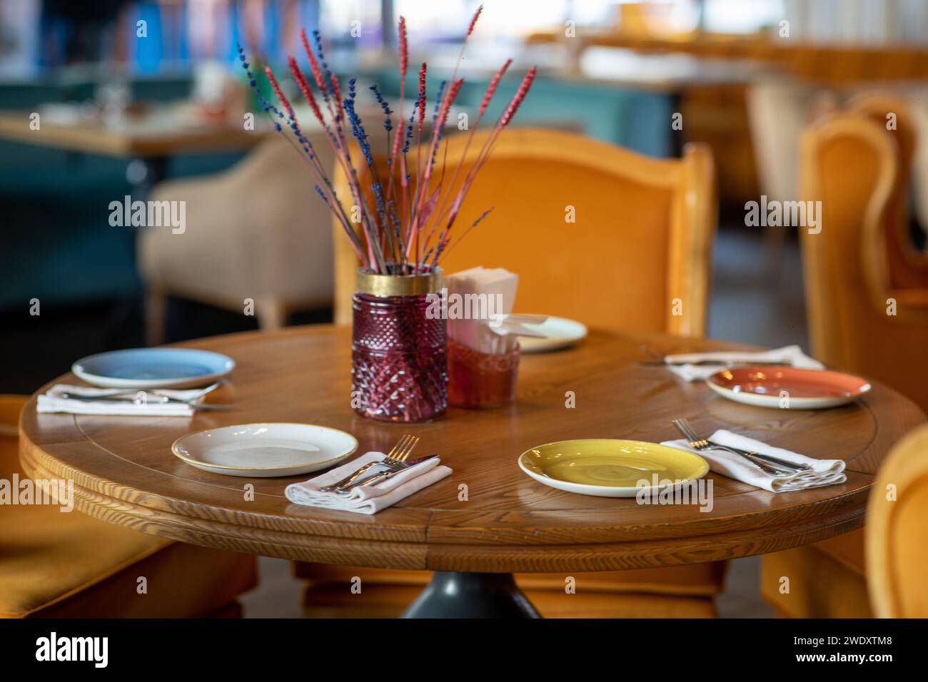 Restaurant-Tisch mit hölzernem Geschirr Stockfoto