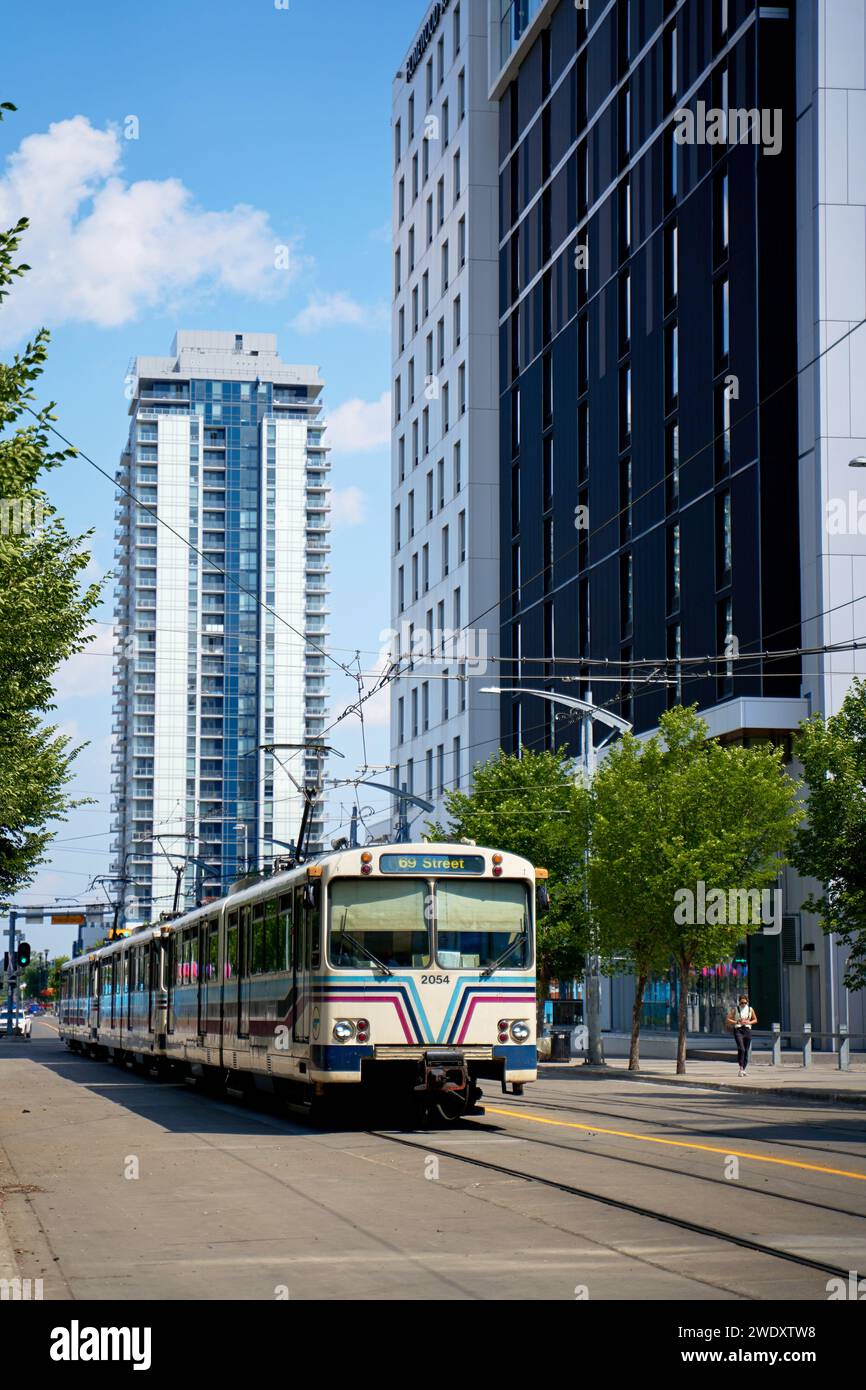 Ein älteres Auto der lrt Station Straßenbahn fährt durch die moderne Stadt Calgary. Calgary, Alberta - 06.29.2023 Stockfoto