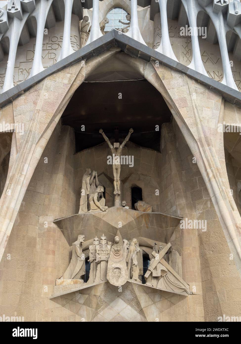 Christus am Kreuz, Skulpturengruppe der Passionsfassade der Basilika Sagrada Familia Stockfoto
