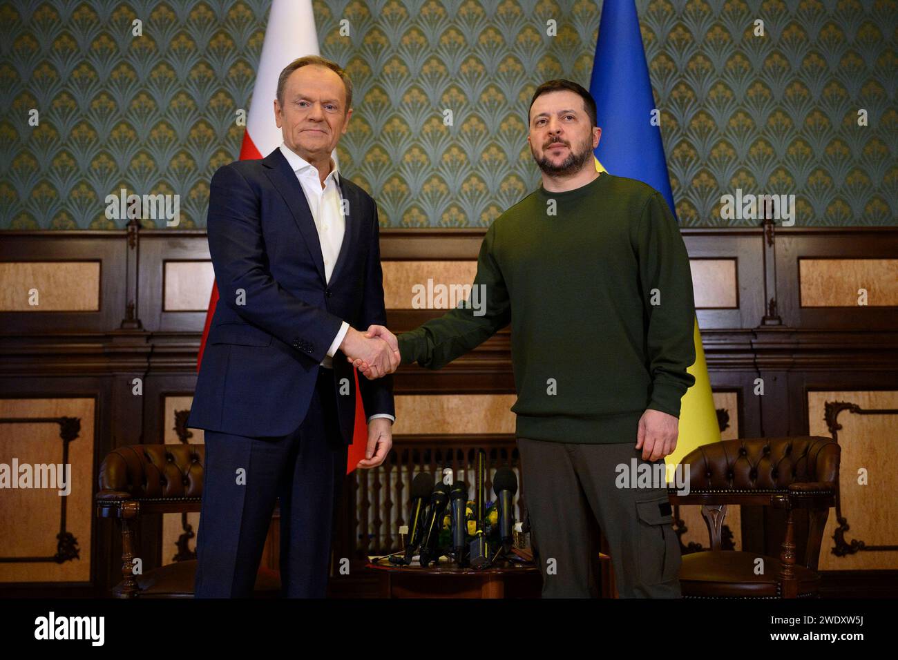 Kiew, Ukraine. Januar 2024. Der ukrainische Präsident Wolodymyr Zelenskyj begrüßt den polnischen Premierminister Donald Tusk am Montag, den 22. Januar 2024, in Kiew in der Ukraine. Tusk versprach, die Unterstützung Polens für die Ukraine fortzusetzen und kündigte ein neues militärisches Hilfspaket an, nachdem er eine "Einigung" erzielt hatte, um die Unterschiede zwischen den beiden Ländern in Bezug auf Getreidetransporte und Lkw zu lösen. Foto über Pressestelle des ukrainischen Präsidenten/UPI Credit: UPI/Alamy Live News Stockfoto