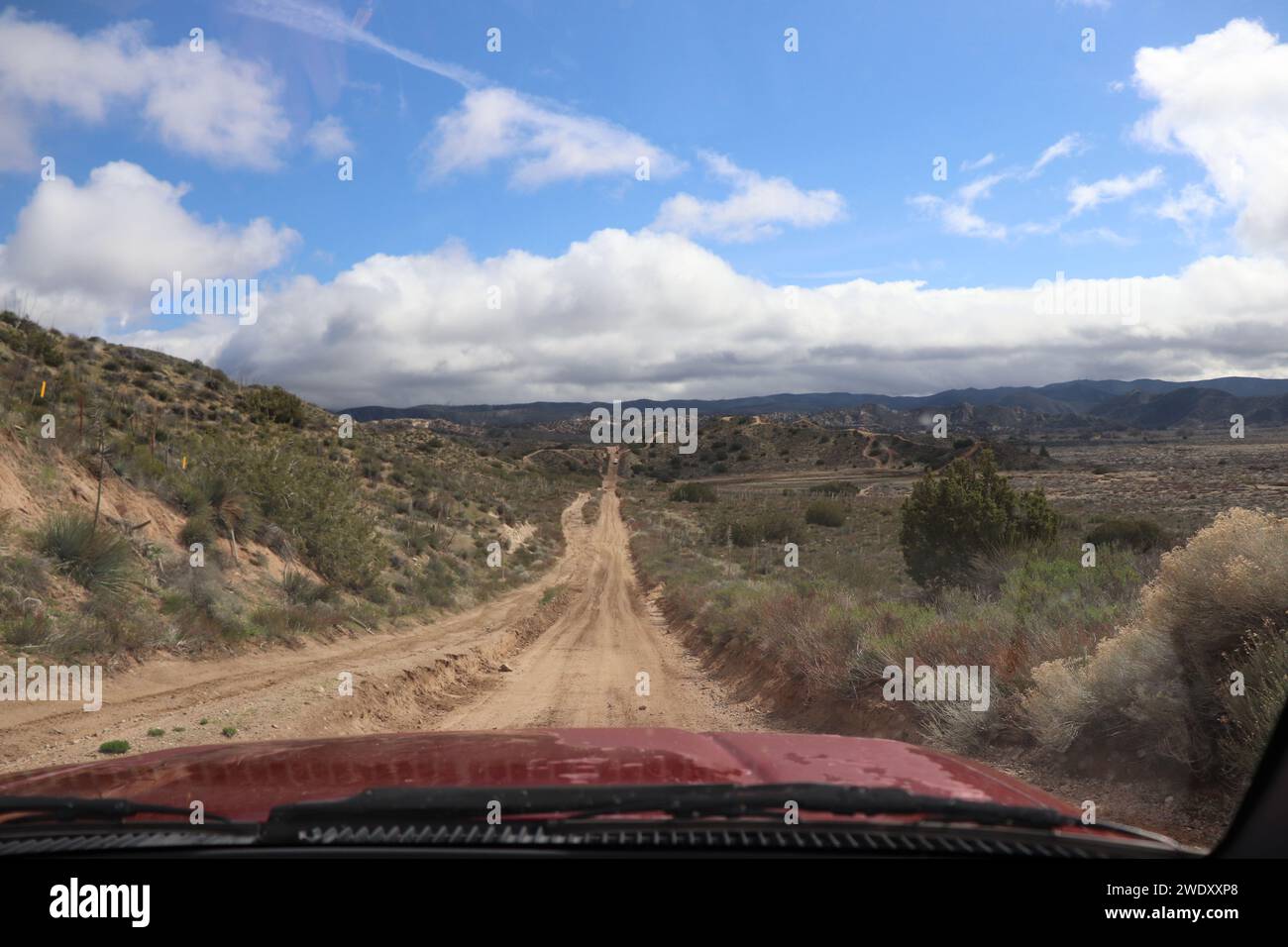Red Four Runner, der den Weg in Gorman, Kalifornien, sprengt Stockfoto