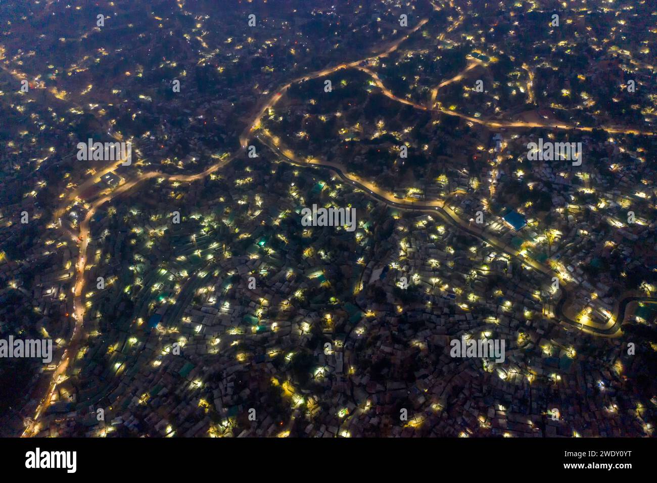 Luftaufnahme eines 1 Million starken Flüchtlingslagers mit provisorischen Häusern in der Nähe der Grenze zu Myanmar, Kutupalong Rohingya Lager in der Nähe von Ukhia Stadt, Bangladesch. Stockfoto