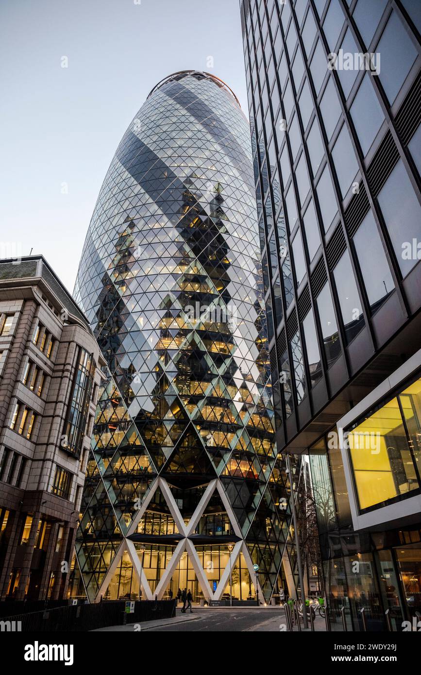 Das Gherkin, ursprünglich 30 St. Mary Axe und früher als Swiss Re Building bekannt, ist ein kommerzieller Wolkenkratzer in Londons wichtigstem Finanzviertel. Stockfoto