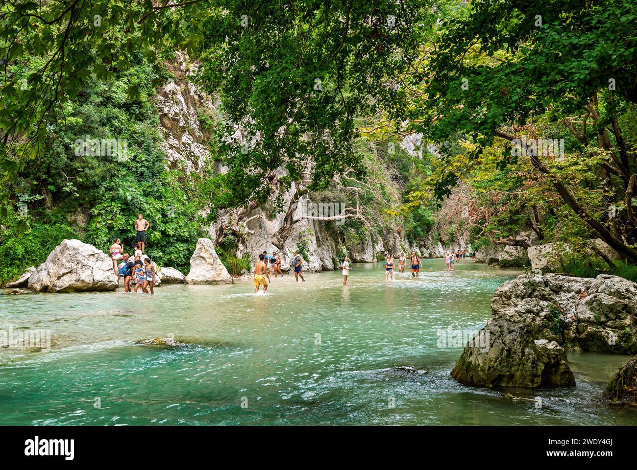 Menschen spazieren durch den Fluss an den Acheron Quellen, in der Nähe von Glyki Dorf, Thesprotia - Preveza, Epirus, Griechenland. Stockfoto