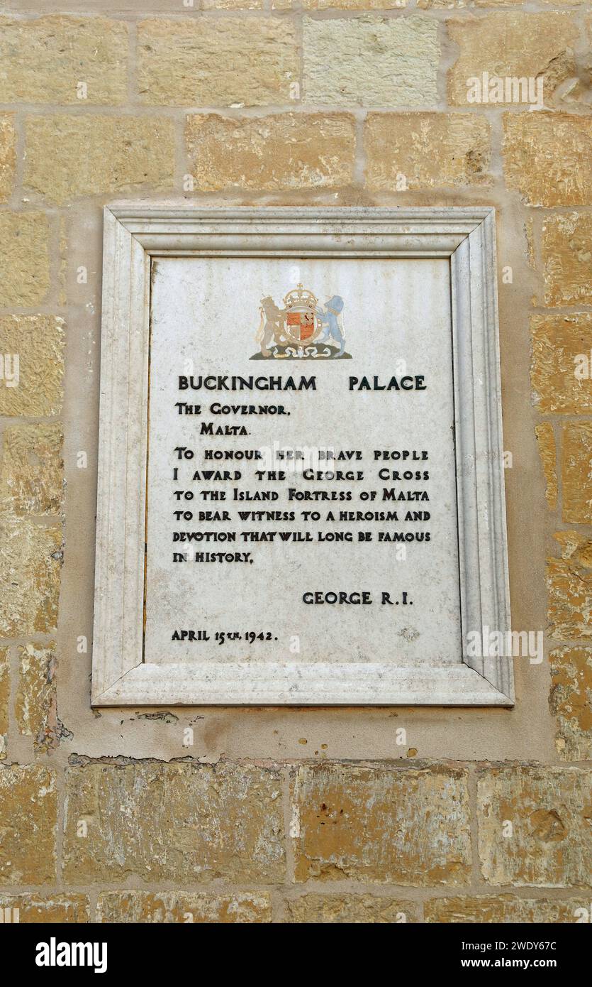 George-Kreuz-Gedenktafel am Großmeisterpalast in Valletta Stockfoto