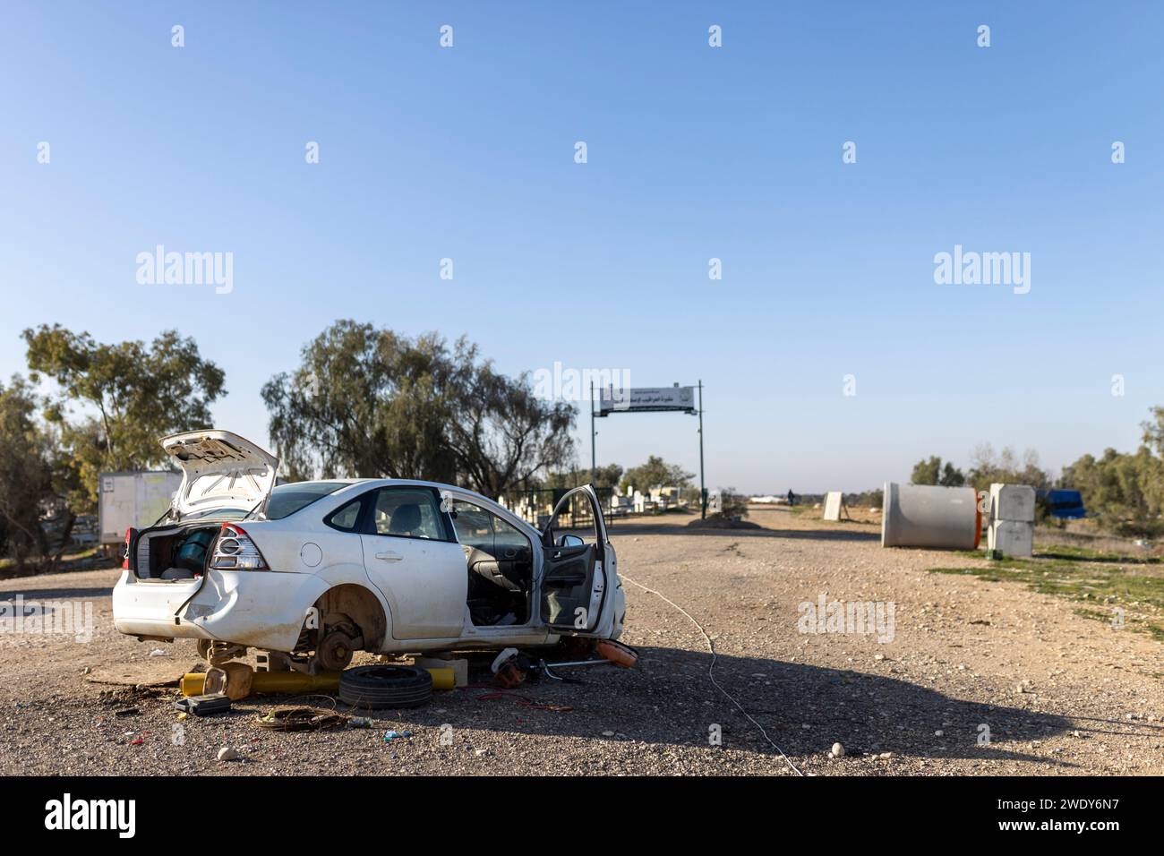 Al-Araqib, Beduinendorf Israel - 20. Januar 2024, ein altes Auto wird vor einem Beduinenfriedhof repariert Stockfoto