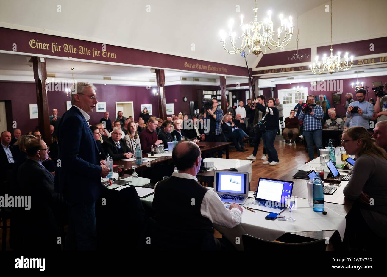 22. Januar 2024, Schleswig-Holstein, Wöhrden: Kai Uwe Evers (l), Bürgermeister von Norderwöhrden, spricht zu Beginn einer Sitzung des gemeinderates Norderwöhrden in einem Ballsaal im inn Oldenwöhrden. Nach Lohe-Rickelshof wird auch die Gemeinde Norderwöhrden (beide im Landkreis Dithmarschen) am Montag über die Pläne für eine Northvolt-Batteriefabrik für Elektroautos bei Heide entscheiden. Foto: Christian Charisius/dpa Stockfoto