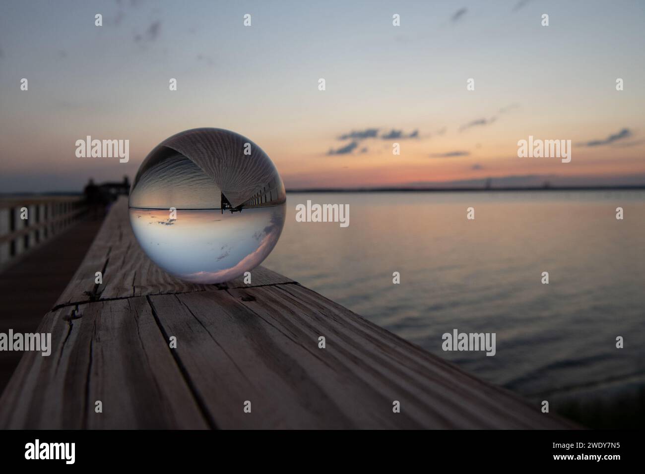 Lensball am Pier bei Sonnenuntergang in ft Fisher, NC Stockfoto