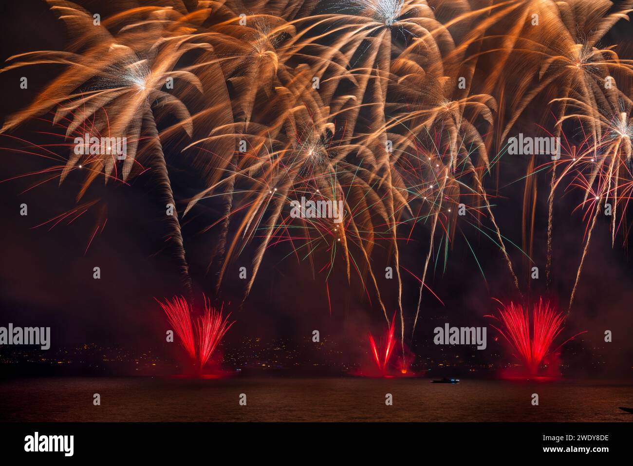 Feuerwerk über dem Zürichsee zu Beginn des neuen Jahres 2024 in Zürich, Schweiz. Stockfoto