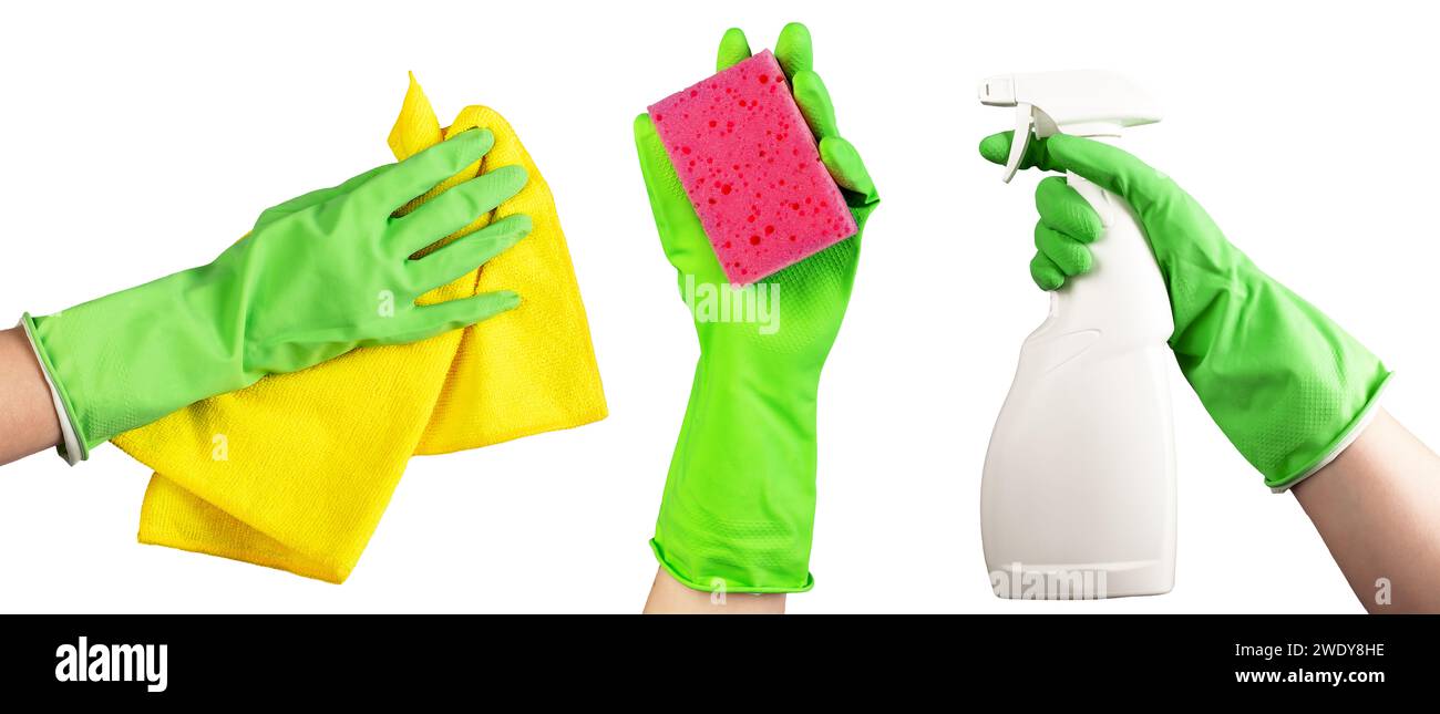 Hand in grünem Handschuh mit Waschschwamm, Tuchwischer für Staub und Sprühflasche isoliert auf weiß Stockfoto