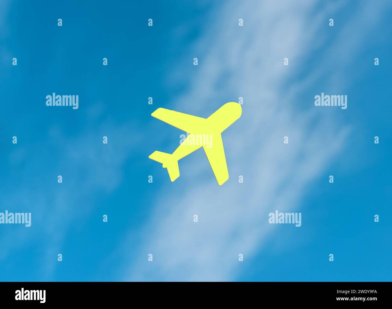 Gelbes Spielzeugflugzeug, Flugzeuge fliegen in blauem Himmel. Travel Dreams Konzept Stockfoto
