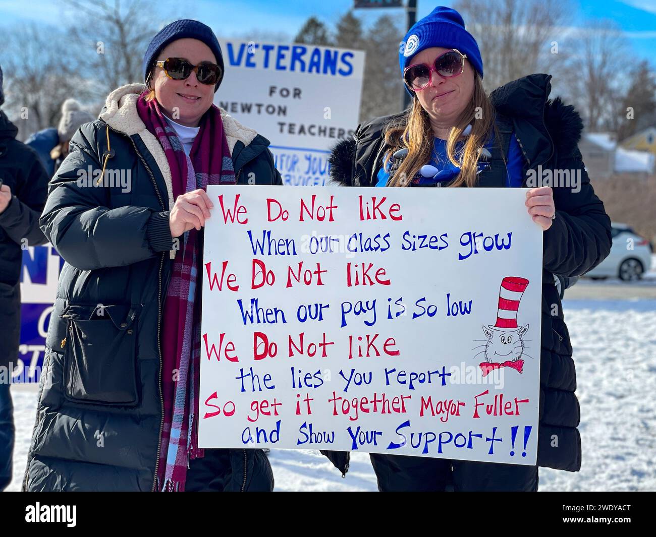 Newton, Massachusetts, USA. Januar 2024. DEIRDRE ROURKE und KIM HYLAND fordern, dass der Bürgermeister von cityÃs die Lehrer bei Vertragsverhandlungen unterstützt. Die Erzieher arbeiten seit fünf Monaten ohne Vertrag. (Credit Image: © Sue Dorfman/ZUMA Press Wire) NUR REDAKTIONELLE VERWENDUNG! Nicht für kommerzielle ZWECKE! Quelle: ZUMA Press, Inc./Alamy Live News Stockfoto