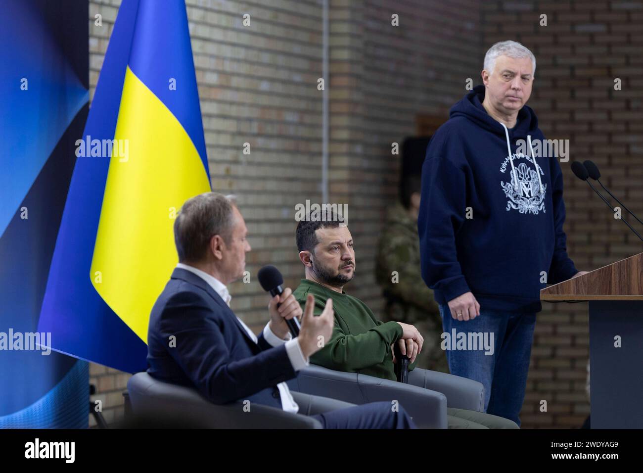 Kiew, Ukraine. Januar 2024. Der polnische Premierminister Donald Tusk, links, kommentiert, wie der ukrainische Präsident Wolodymyr Zelenskyj, Zentrum, während eines Treffens mit Universitätsstudenten an der Kiew-Mohyla-Akademie am 22. Januar 2024 in Kiew, Ukraine, zusieht. Kredit: Ukrainischer Ratsvorsitz/Pressestelle Des Ukrainischen Präsidenten/Alamy Live News Stockfoto