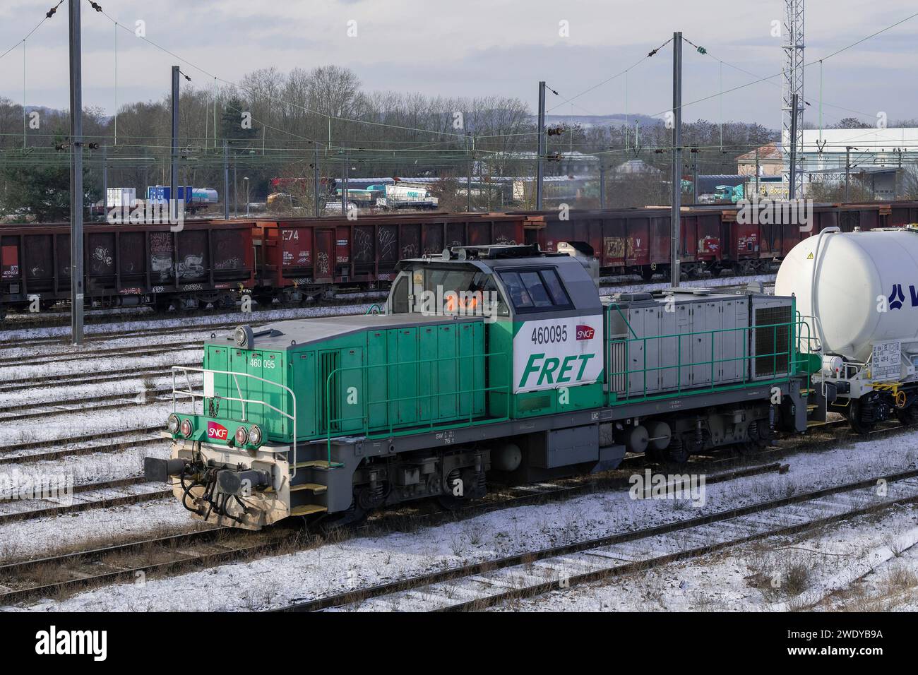 Damelevières, Frankreich - Grau und Grün schwerer Jäger der SNCF-Klasse BB 60000 über den Bahnhof Blainville - Damelevières. Stockfoto
