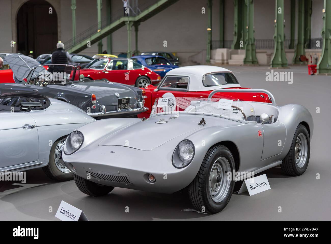 Bonhams 2020 Verkauf im Grand Palais in Paris. Konzentrieren Sie sich auf einen grauen 1958 Devin D Porsche Spyder. Fahrgestellnr DRF 55519. Stockfoto