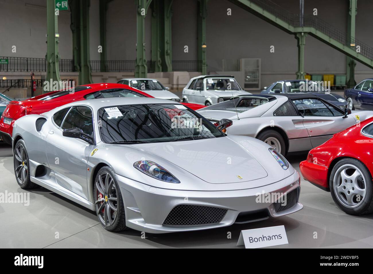 Bonhams 2020 Verkauf im Grand Palais in Paris. Konzentrieren Sie sich auf einen Argento Nürburgring 2008 Ferrari 430 Scuderia. Fahrgestellnr ZFFKZ64B000163729. Stockfoto