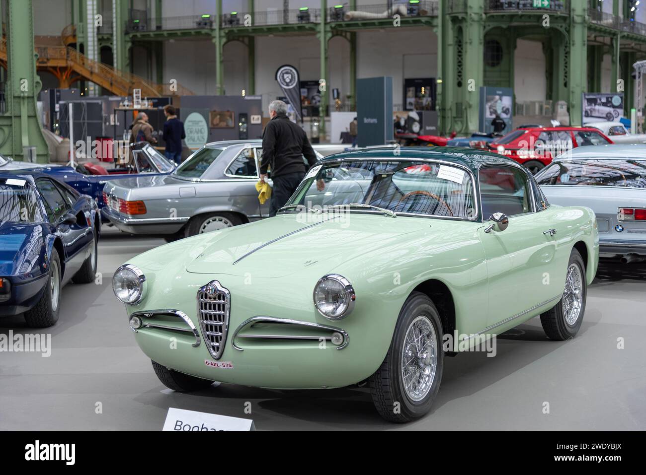 Bonhams 2020 in Paris. Konzentrieren Sie sich auf ein Azzuro Verde Oceano und ein dunkelgrünes 1955 Alfa Romeo 1900C Super Sprint Coupé. Fahrgestellnr AR1900C 10481. Stockfoto