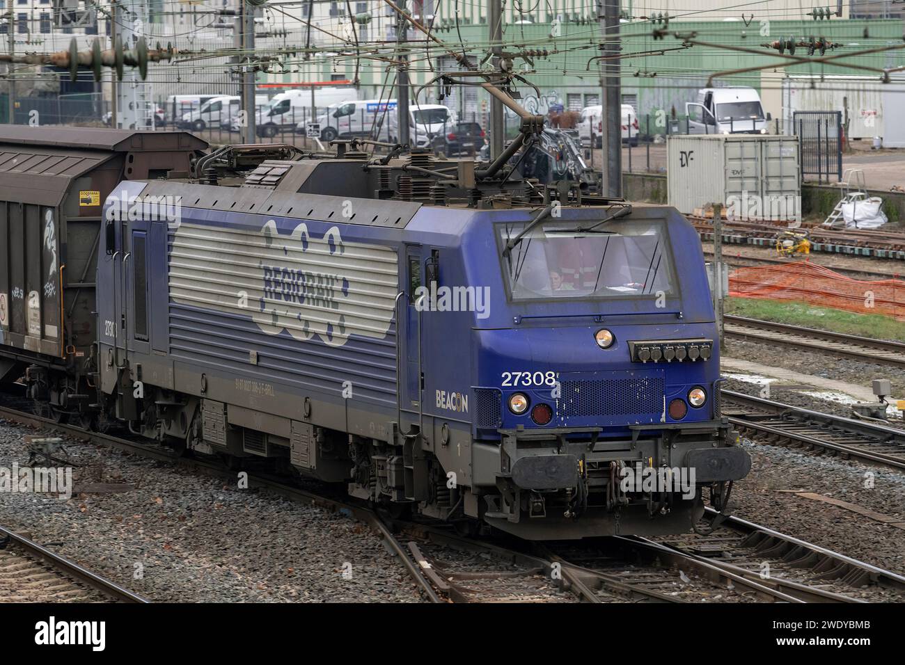 Nancy, Frankreich – Blaue Elektrolokomotive SNCF-Klasse BB 27300 über den Bahnhof Nancy. Stockfoto