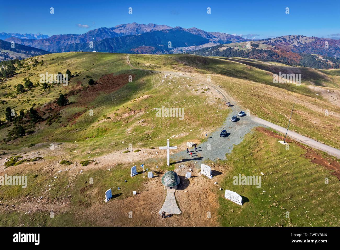 Gedenkstätte für den Zweiten Weltkrieg in Annitsa (1700 m) zwischen den Dörfern Smixi, Samarina, Dotsiko und Filippaioi, Grevena, Westmakedonien, Griechenland Stockfoto