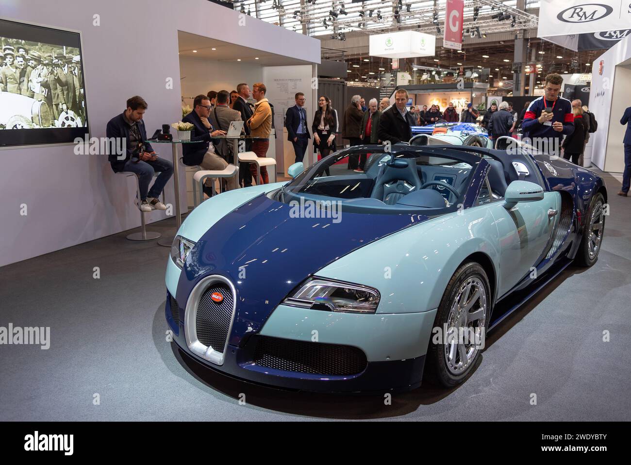 Paris, Frankreich - Rétromobile 2020. Konzentrieren Sie sich auf einen blauen 2015 Bugatti Veyron 16,4 Grand Sport Type 35. Fahrgestellnr 4,450. Stockfoto