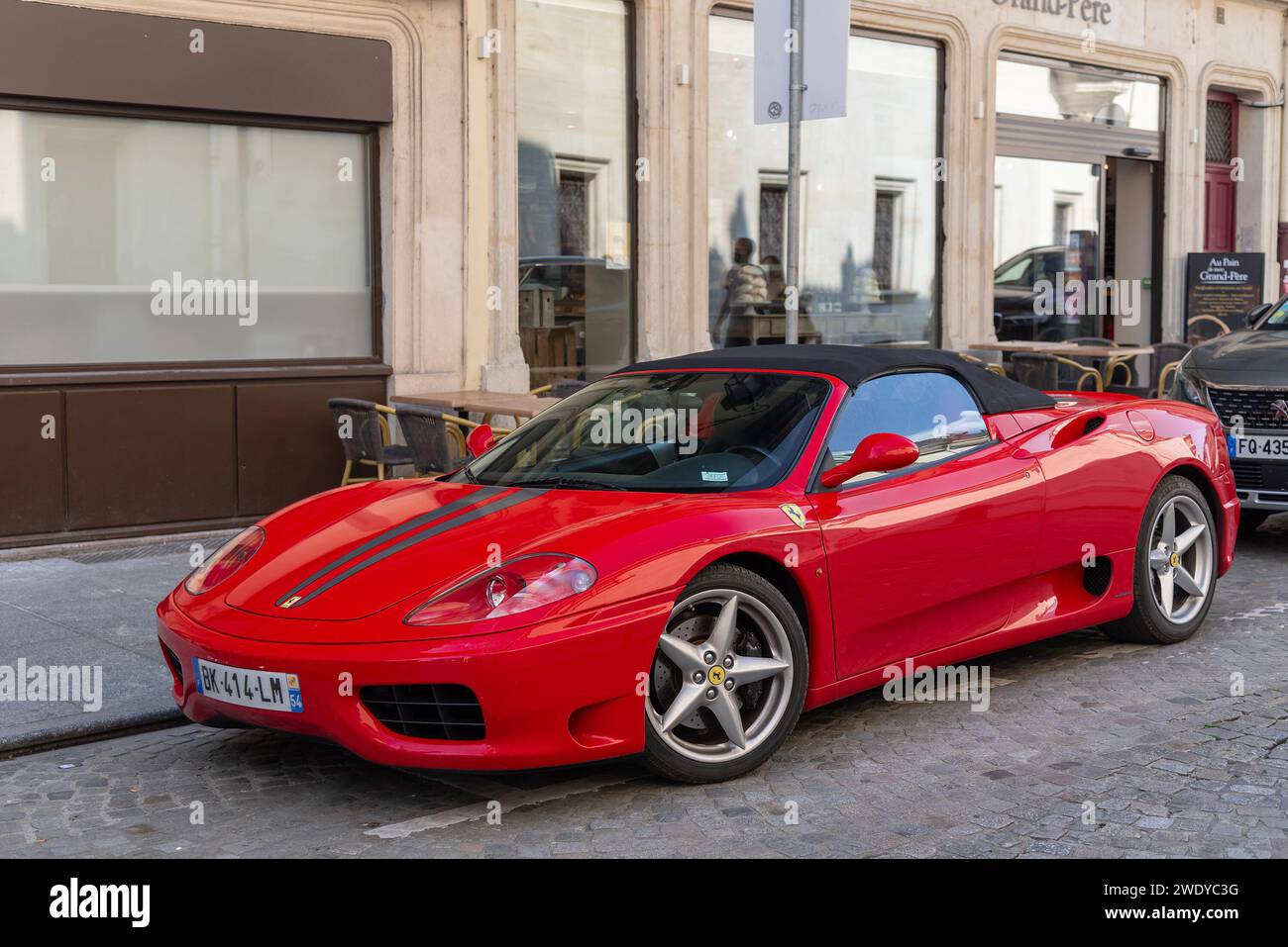 Nancy, Frankreich - Red Ferrari 360 Modena Spider parkt auf einer Straße. Stockfoto