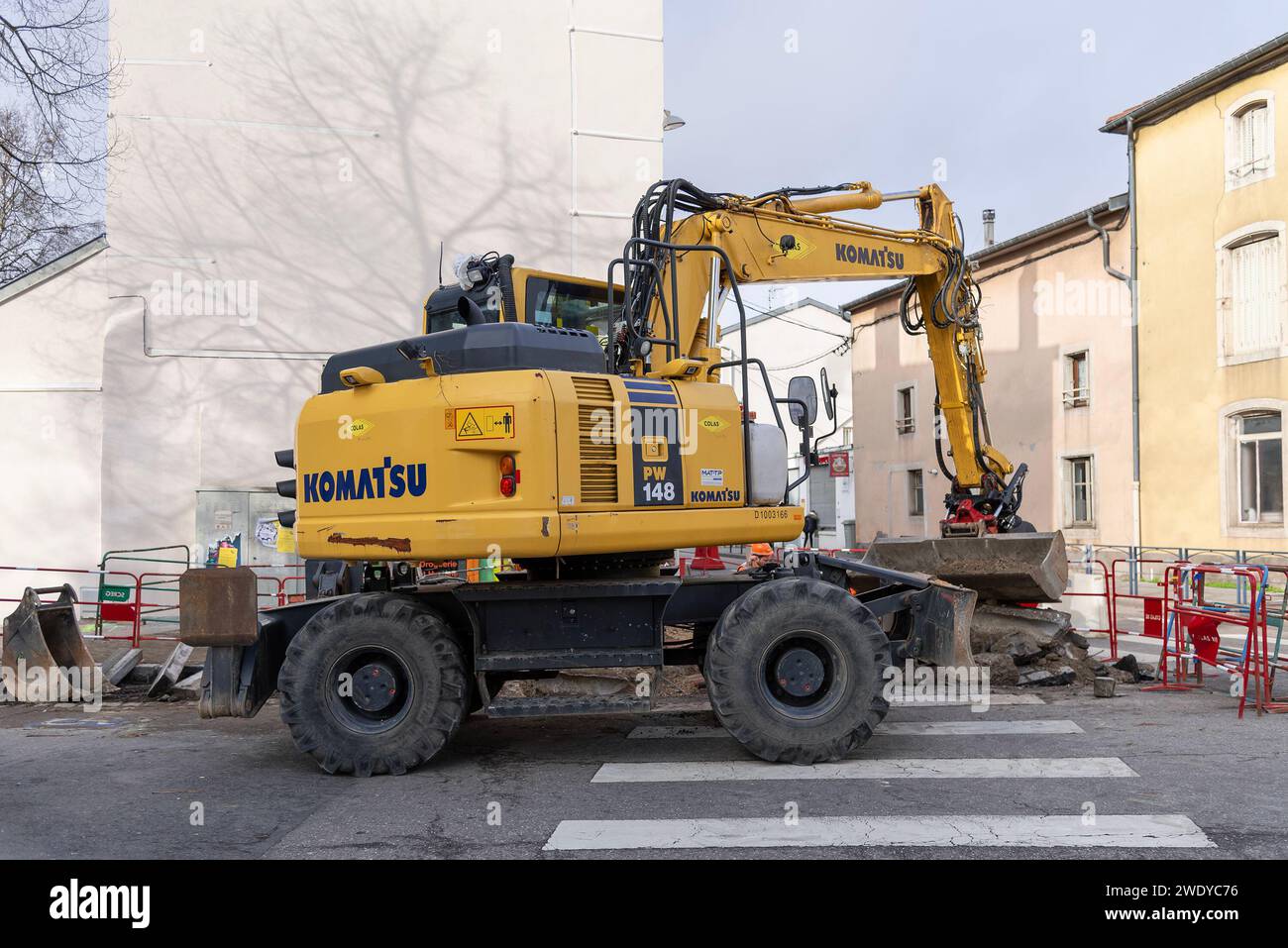 Nancy, Frankreich – gelber Radbagger Komatsu PW148 auf Baustelle für Straßenarbeiten. Stockfoto