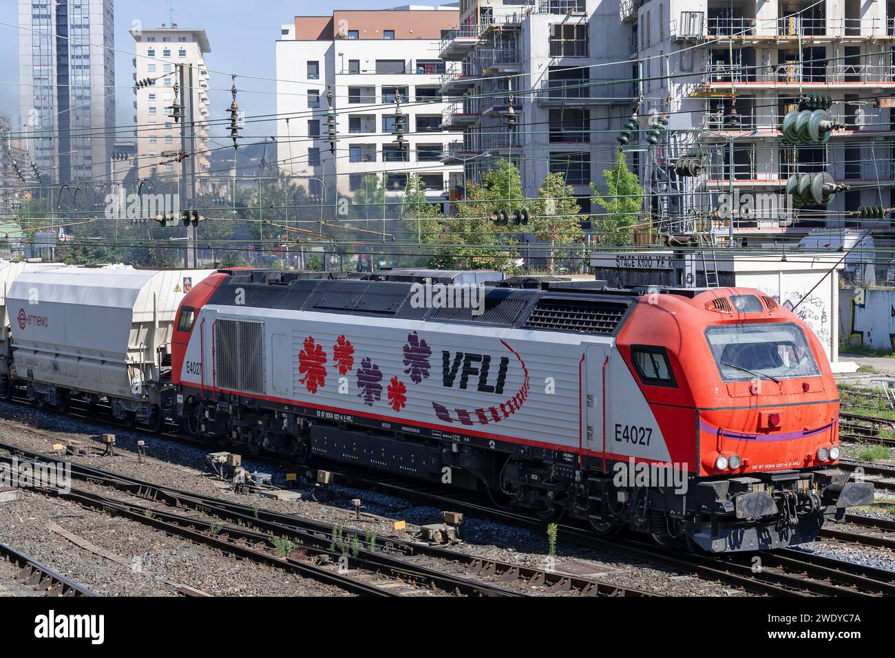 Nancy, Frankreich – Weiße und rote Diesellokomotive Vossloh EURO 4000 überquert den Bahnhof Nancy. Stockfoto