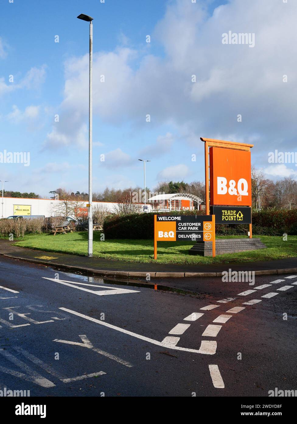 B&Q-Schilder am Eingang zum Heimwerkergeschäft. UK Stockfoto