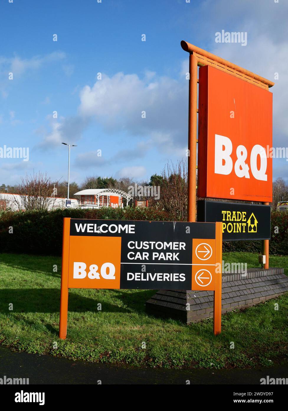 B&Q-Schilder am Eingang zum Heimwerkergeschäft. UK Stockfoto