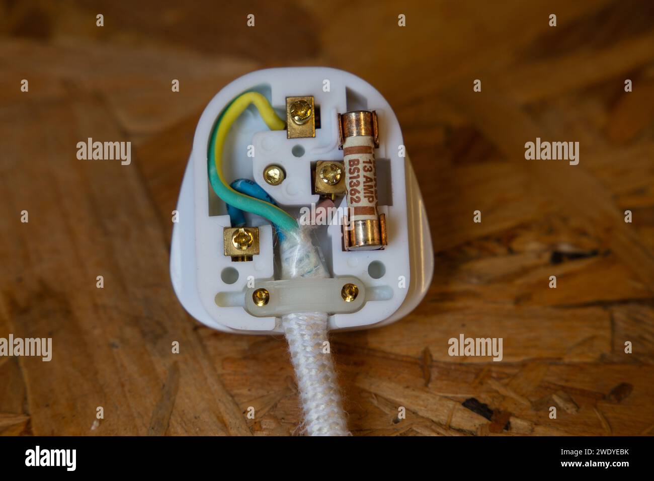 Nahaufnahme eines 3-poligen UK-Netzsteckers mit den Kabelfarben und der 13-A-Sicherung Stockfoto